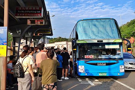 九份老街の入口からもう少し上へ。左手にバス停があります。帰りも乗りたい便の番号に並びましょう！