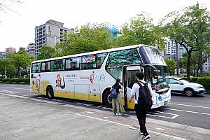 バスが来る前にきちんと965と書かれたスペースで列に並びましょう