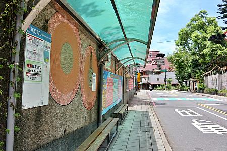駅裏手には「往九份公車(九份行きバス停)」の表示もありますが、看板に従って進むと別の「瑞芳高工」バス停に着いてしまいます。ここから788バスで九份までアクセスできますが、本数が少ないためおすすめできません