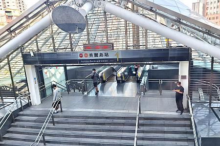 ちなみに2階の窓からはMRT「美麗島」駅が見られます！改めて立地の良さにびっくり！