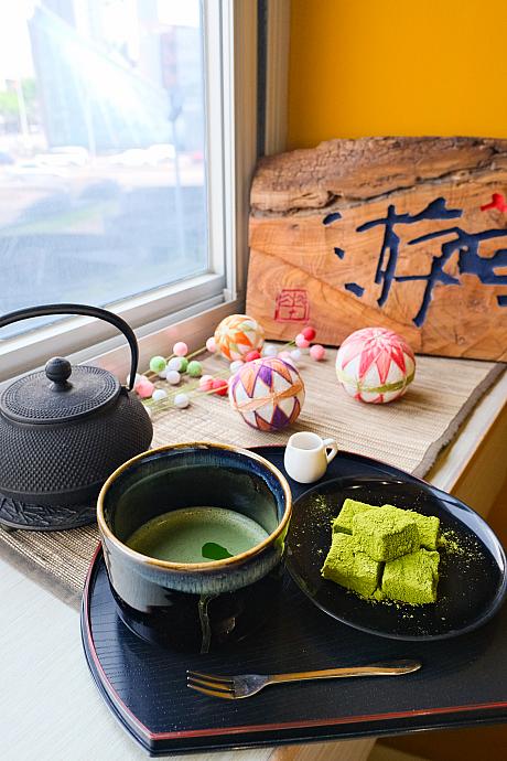 今回ナビは、抹茶とわらび餅のセット(145元)を試してみました。見るからに本格的～！ふわぷる食感のわらび餅に抹茶がかかっていて美味～！抹茶の苦みが疲れた身体に染みわたります。抹茶ってこんなにおいしかったっけ？？