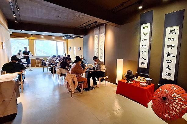 2階へ上がると、広々としています！しかも平日の午後だというのに、お客さんが結構います！高雄でも抹茶は人気なんですね。