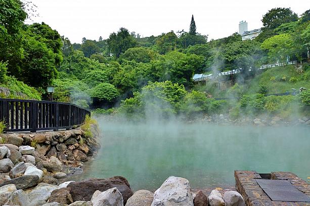 青硫黄の源泉が沸き立つ「地熱谷」