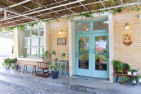 菅宮勝太郎邸の隣にある「眺港café」