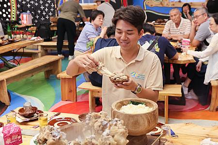 大きな骨に付いている、コラーゲンたっぷりのお肉はかじりついて！あまりの大きさに、食べるのに苦戦します(笑)が、とってもおいしい！