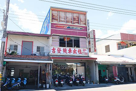 わかりづらいけれど、1階はおしゃれカフェです