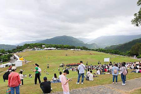 途中雨が降ったりもしましたが、夏休みということもあり大勢の観客がスタンバイ！