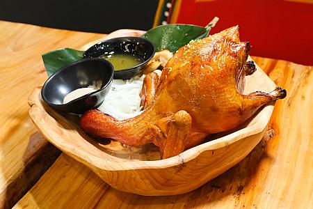 ドラム缶で鳥一羽を丸焼きにする「桶仔雞」