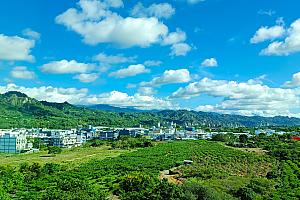 窓の外には贅沢な景観が広がっています。「都蘭山」や「小黃山(小黄山)」を、部屋から独り占め～

