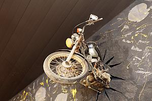 飛び出すバイクやハチの巣など、パンチの効いた装飾が楽しませてくれます