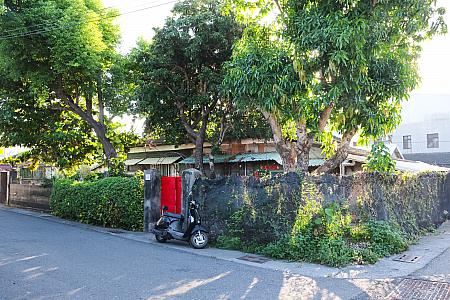 寶桑路には、当時の姿を残した建物(民家)が現存しています