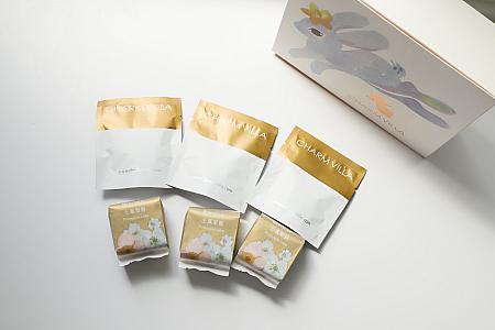 金魚ちゃんティーバッグとパイナップルケーキなどの中華菓子がセットになっているセットで、この時期だけ販売されるレアもの。もらえたら絶対喜んでくれる、必殺のセットです！