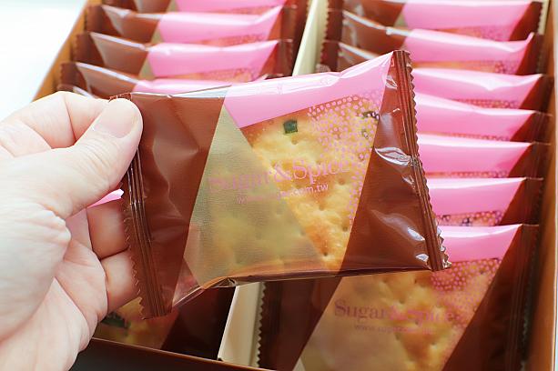 台湾土産の新たなムーブメント「牛嘎餅(ヌガークラッカー)」のセット。ヌガーが絶品の「糖村」のものだから、間違いのないおいしさなんです。ネギクラッカーのしょっぱさとヌガーの甘さのコンビネーションが最高！