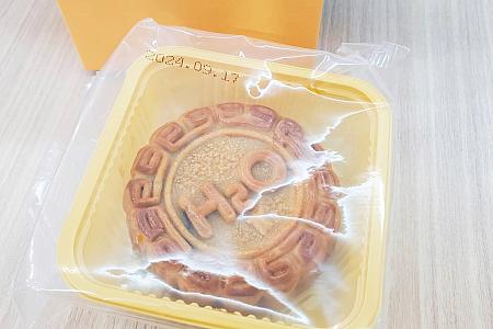 高雄のホテル「H2O」から届いたのは一之郷とコラボした月餅セット！大きくホテル名が書かれていますよ～！