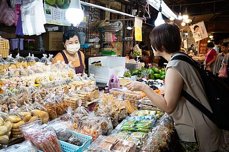 お店の人のおすすめを聞いています