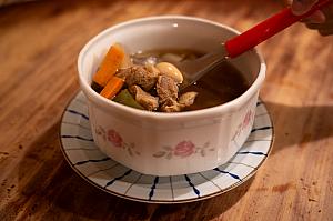 豚肉や野菜がたっぷり入ったスープ