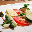 <b>①「永續啟航」</b><br>地元のフレッシュ野菜を5つのドレッシングーー客家風キンカンソース、豆腐乳、サテーソース、台中の老舗「東泉」のチリソース、台湾原住民阿美族(アミ族)料理でお馴染みのte'nas醬ーーでいただきます。まさに多民族国家台湾を象徴する味わい！