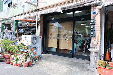 そんな成功にあるのが「大慶柴魚」です。「柴魚」とはカツオのこと。地元産の新鮮なカツオを使った削り立てのカツオ節を中心に、カツオを使ったスナックなどを扱っています。