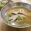 「玉里麵」について調べてみると……『遡ること日本統治時代、ラーメン好きの日本人が麺文化を花蓮・玉里エリアに持ち込みました。そこから地元の食材と融合した「玉里麵」が誕生。戦後、中国大陸からやってきた福州の料理人が麺屋台を開き、油麺に似たモチモチ食感の麺を販売すると、人々は「玉里麵」と呼ぶようになった』とか。