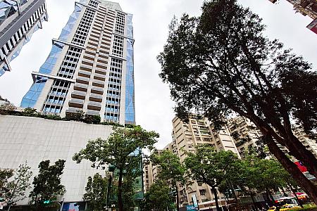 「正義國宅」はMRT「忠孝復興」駅すぐそばの「新光三越 Diamond Towers」の横にあります。ちなみに「新光三越 Diamond Towers」が立っている場所は元々「正義國宅1、2座」があった場所だったりします。