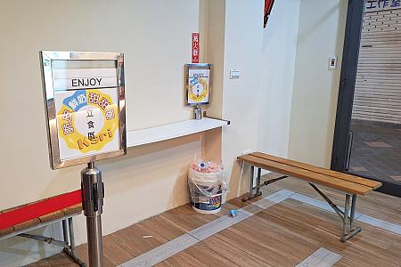そして、店内はクーラーがあって涼しい～！しかもイートインできるようになっていました。立食區(立ち食いエリア)と書かれていますが、椅子があったので座って食べられるようになっていましたよ。