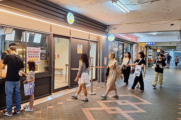 新店舗に到着しました！列がないのがなんだか慣れませんが、行列に並ばなくていいのは助かる～！お店向かって右手が入口。ここから入ると列に並べるようになっていますが、ナビが訪れたときは待ち時間0！