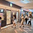 新店舗に到着しました！列がないのがなんだか慣れませんが、行列に並ばなくていいのは助かる～！お店向かって右手が入口。ここから入ると列に並べるようになっていますが、ナビが訪れたときは待ち時間0！