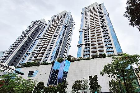 「正義國宅」はMRT「忠孝復興」駅すぐそばの「新光三越 Diamond Towers」の横にあります。ちなみに「新光三越 Diamond Towers」が立っている場所は元々「正義國宅1、2座」があった場所だったりします。