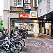 忠孝東路沿いの「正義國宅3座」には「台灣人ㄟ脆皮鮮奶甜甜圈」の看板が出ているし、建物の中にも看板が出ていますので、この看板さえ見つかれば迷うことはないと思います。
