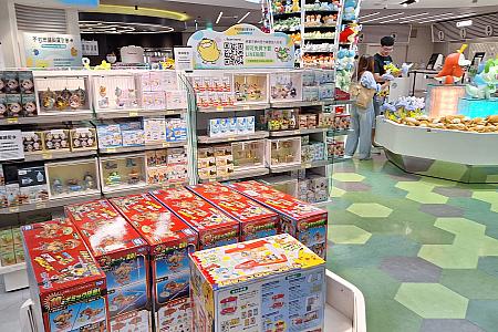 ナビが訪れた週末の21時頃は閉店間際ということもあって、そのまま入場が可能でした！入場券を配っている時も30分後に入場できるというような感じで、人出はかなり落ち着いていましたよ！