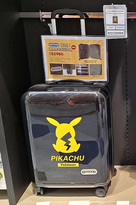 「OUTDOOR」とポケモンのコラボ商品も発見！タグなどを見ていると日本では売ってないように思うのですが、どうですか？このスーツケースかわいい♡