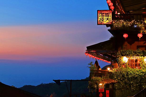 夕方頃に九份に到着するように動けば、夕日と夜景、赤い提灯が灯る姿のすべてが見られます<br>画像提供：林森in台湾
