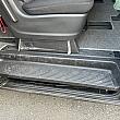 ジャンボタクシーは想像している以上に車高があるので、乗り降りする時は、この足場をしっかり活用してくださいね！
