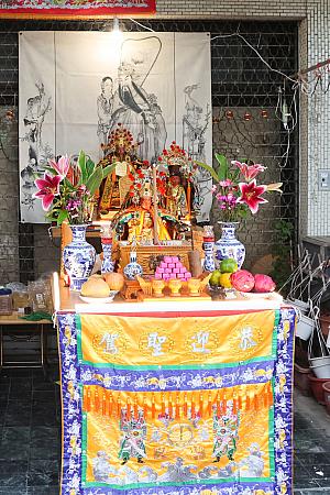 家々でそれぞれ異なる個性的な祭壇