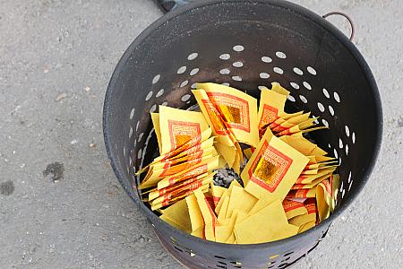 神様に捧げるお金、金紙