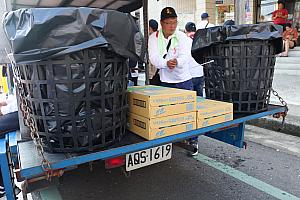 台風一過で暑い！熱気で熱い！遶境の列には水分補給車や救護隊も