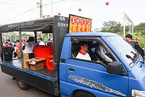 台風一過で暑い！熱気で熱い！遶境の列には水分補給車や救護隊も