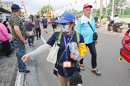 神輿が通り過ぎた後には道端の人々にキャンディーが配られて福のおすそ分け