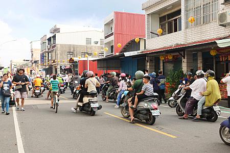 バイクで追いかける人々