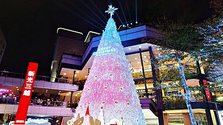 台北信義新天地A11前のクリスマスツリー