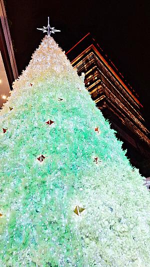 【台北クリスマス】信義区のクリスマスといえば「新光三越」の雪降るクリスマスツリー！20ｍ越えのビックなクリスマスツリーです 台湾クリスマス 台北クリスマス 新光三越 クリスマスツリー 信義区 アイスランド フォトスポット 雪降る 定番 JanineRewell ユールラッズ YuleLadsサンタクロース