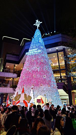 【台北クリスマス】信義区のクリスマスといえば「新光三越」の雪降るクリスマスツリー！20ｍ越えのビックなクリスマスツリーです 台湾クリスマス 台北クリスマス 新光三越 クリスマスツリー 信義区 アイスランド フォトスポット 雪降る 定番 JanineRewell ユールラッズ YuleLadsサンタクロース