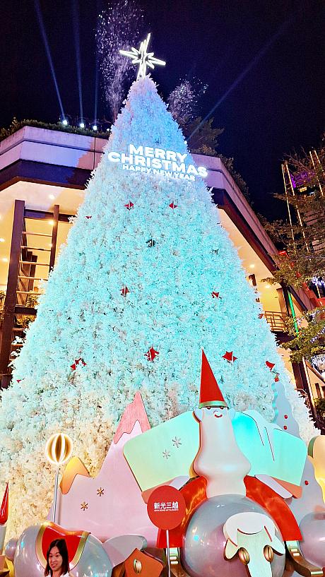 12月も1週間を過ぎると、台北の街はクリスマス一色です！ナビが毎年楽しみにしているクリスマスのオブジェがあるんです。それが……「台北信義新天地A11」1Fの北大門に飾られる20ｍ越えのビックなクリスマスツリー！