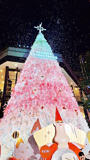 【台北クリスマス】信義区のクリスマスといえば「新光三越」の雪降るクリスマスツリー！20ｍ越えのビックなクリスマスツリーです 台湾クリスマス 台北クリスマス 新光三越 クリスマスツリー 信義区 アイスランド フォトスポット 雪降る 定番 JanineRewell ユールラッズ YuleLadsサンタクロース