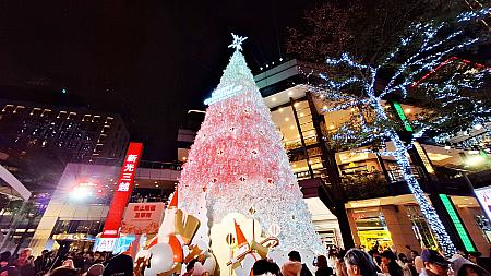 【台北クリスマス】信義区のクリスマスといえば「新光三越」の雪降るクリスマスツリー！20ｍ越えのビックなクリスマスツリーです 台湾クリスマス 台北クリスマス 新光三越 クリスマスツリー 信義区 アイスランド フォトスポット 雪降る 定番 JanineRewell ユールラッズ YuleLadsサンタクロース