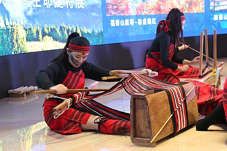 ナビが訪れた日は、新しい展望台のお披露目の前に、イベントがありました。写真は、台湾の原住民タイヤル族の方々のパフォーマンス！このタイヤル族の女性たちは、福壽山農場と同じ台湾中部の山間部出身だそう。「遊びに来てね～」と言っていました！