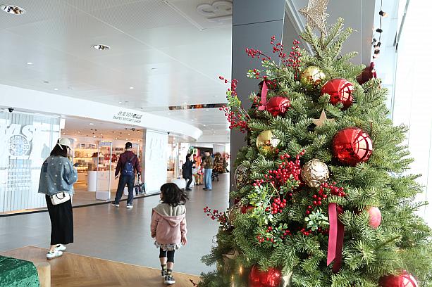 それでは新しい展望台のデコレーションを見てみましょう！あちこちにクリスマスツリーがあって、それだけで楽しい気分になりますね～