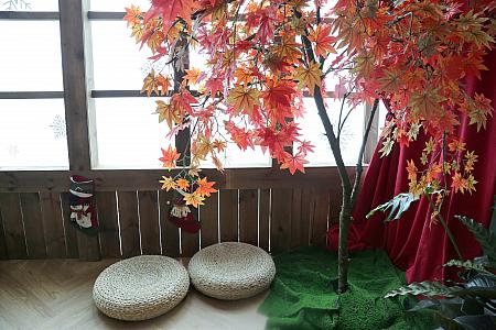 天井にも紅葉が飾られてあったり、床に直接座れるスペースがあったり。この日も床に座ってくつろいでいる人がいました。自由に楽しんで！という雰囲気。