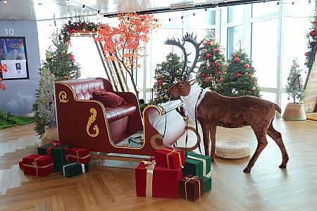 暖炉っぽい装飾があったり、トナカイとそりがあったり。子どもが喜ぶのはもちろん、クリスマスの飾りって、大人もウキウキしちゃうのはなんででしょう～！
