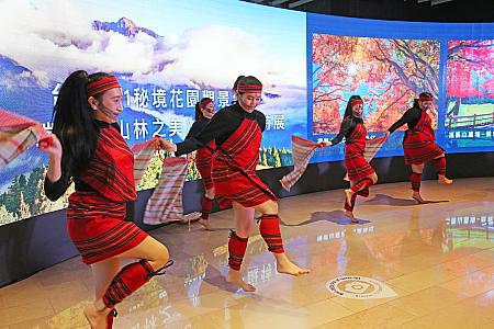 ナビが訪れた日は、新しい展望台のお披露目の前に、イベントがありました。写真は、台湾の原住民タイヤル族の方々のパフォーマンス！このタイヤル族の女性たちは、福壽山農場と同じ台湾中部の山間部出身だそう。「遊びに来てね～」と言っていました！